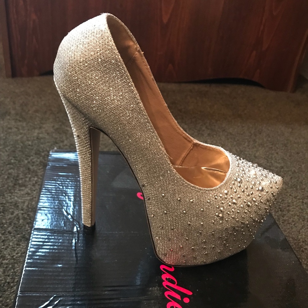 Eye Candy Silver Pumps